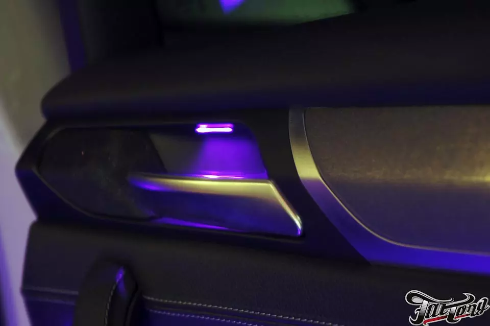 BMW X3. Ламинация натуральным карбоном деталей интерьера. Подсветка салона.